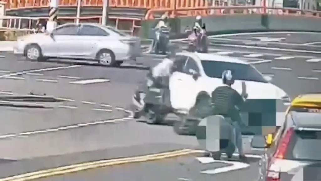 違規右轉害2機車慘撞！女騎士倒地送醫