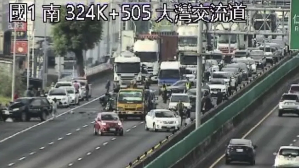 快訊／國1大灣段9車事故！全線封閉「傳有人噴出車外」