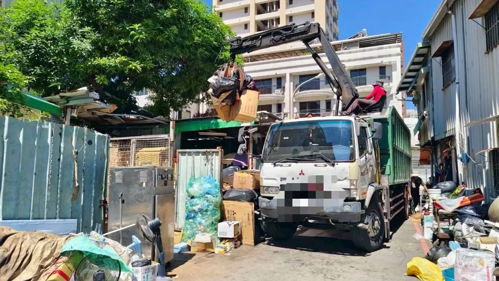 資收場成登革熱未爆彈！高雄開罰「71次」沒在怕　市府怒令48小時清空