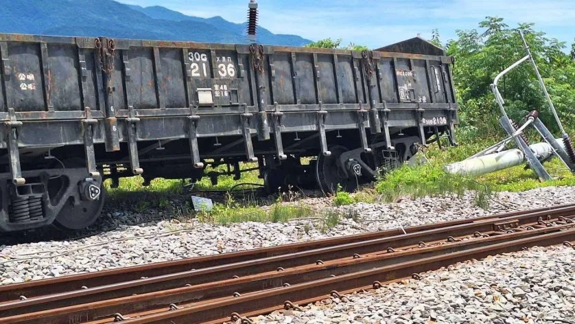 台鐵貨物列車事故！　池上車站出軌撞電桿列車延誤