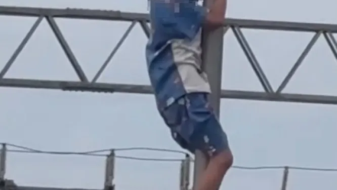 埔心車站月台男童爬燈桿! 網友憂:屁孩總有一天會出事