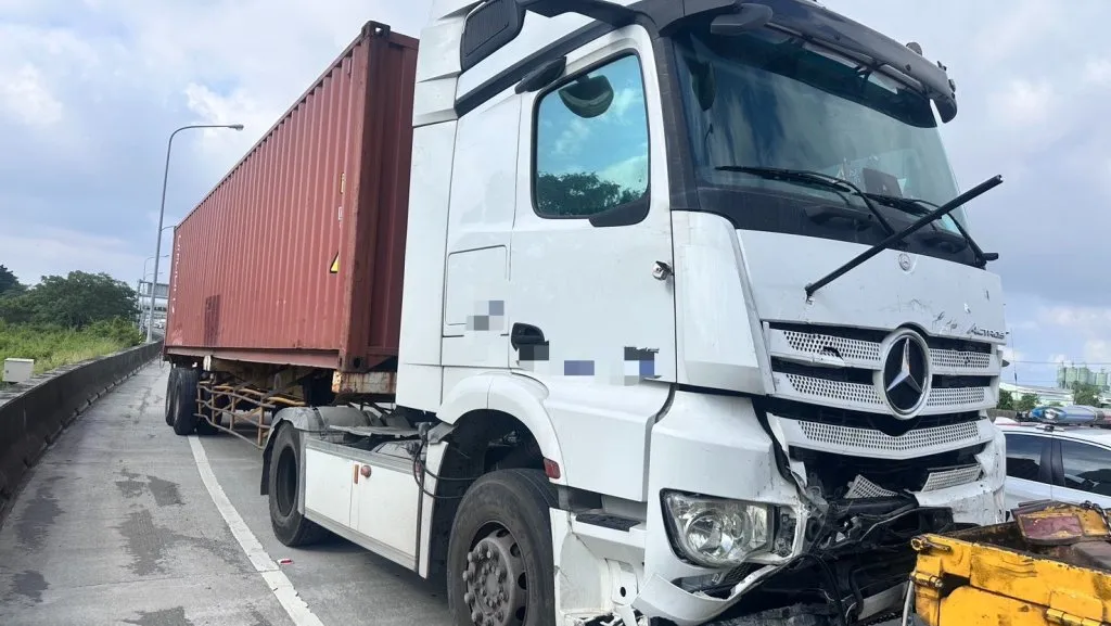 聯結車國道毒駕連環撞！狂撞8車10人掛彩　車內查獲22包「喵喵」司機遭送辦