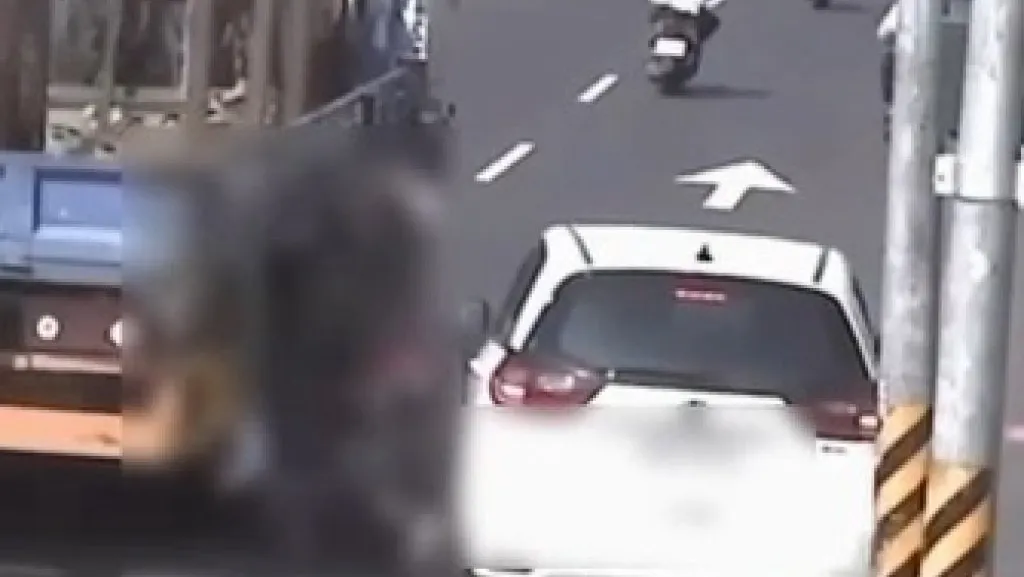 違停釀禍！高雄嬤騎車遭大貨車擦撞倒地　險遭輾全身傷送醫