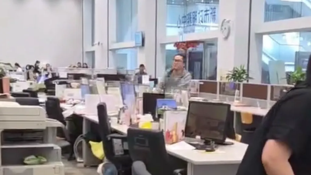 影/男持球棒闖進台中市政府 辦公室電腦螢幕等被打爛!駐警制伏逮捕