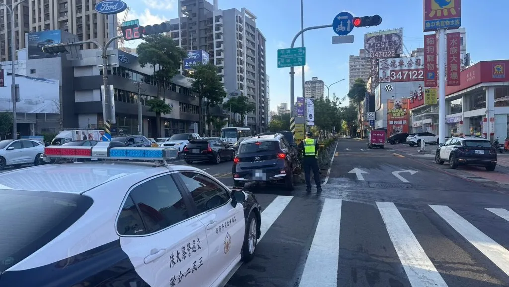 賀成交？車商業務開「試駕車」自撞分隔島 這下毀了