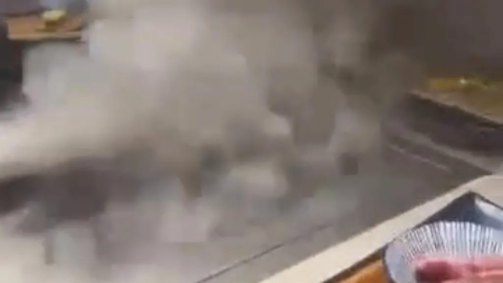 快訊／高雄連鎖燒肉店冒濃煙！顧客全被緊急撤離