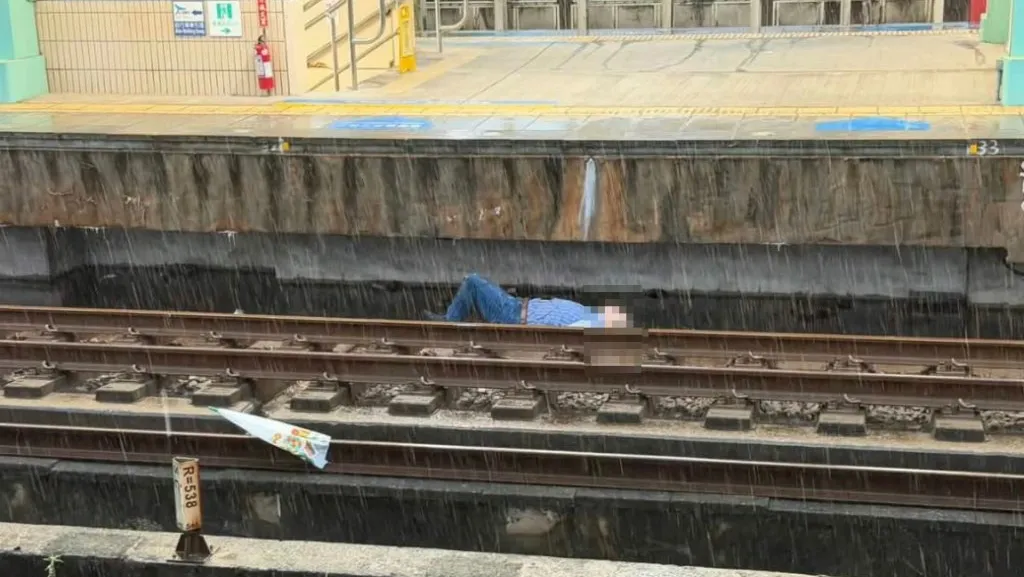 台鐵五堵車站醉漢從月台落軌！　消防隊員救起送醫