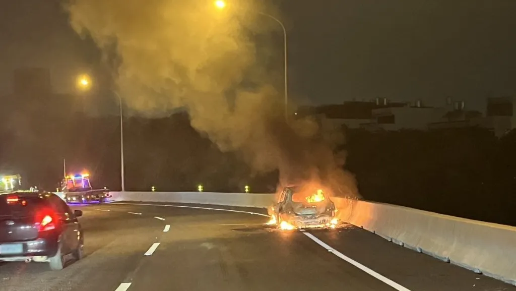 國道1號中壢出口匝道火燒車！　駕駛急逃生