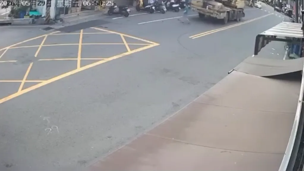 ▲台南安定死亡車禍!82歲女違規「穿越馬路」遭吊車吞噬亡(圖/記者爆料網LINE社群網友提供)