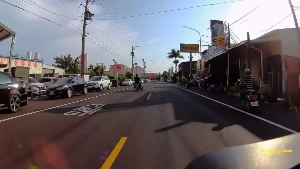 影/機車對決!彰化騎士逆向撞左轉車雙雙倒地 互嗆:你白痴喔、我有打方向燈