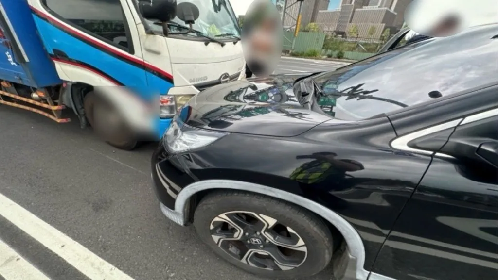 屏東男逆向停路口!貨車駕駛下車查看竟遭撞 警一驗「是毒駕」