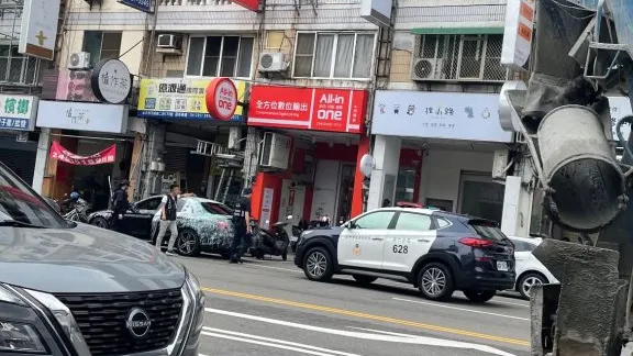 網傳賓士男再現台灣大道蛇行闖紅燈　警方到場未發現違法情事