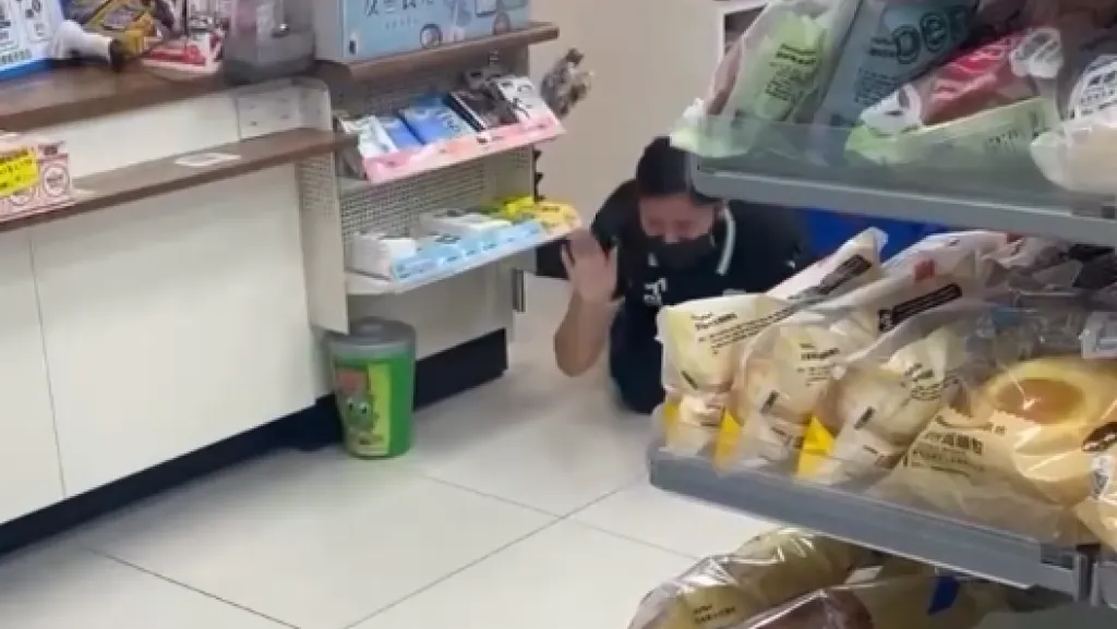影/超商消費糾紛?女客怒嗆「妳的對不起很沒誠意」 店員被逼哭下跪道歉喊:我只是來打工的