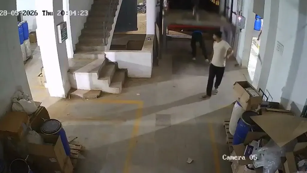 影/奪命瞬間影片瘋傳!印度工場電梯突墜落 工人慘遭夾擊慘死