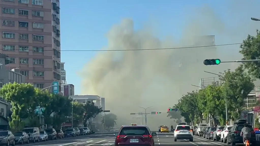 台南居酒屋「一羽鯨吞」火警!濃煙狂竄蓋街 消防佈線射水