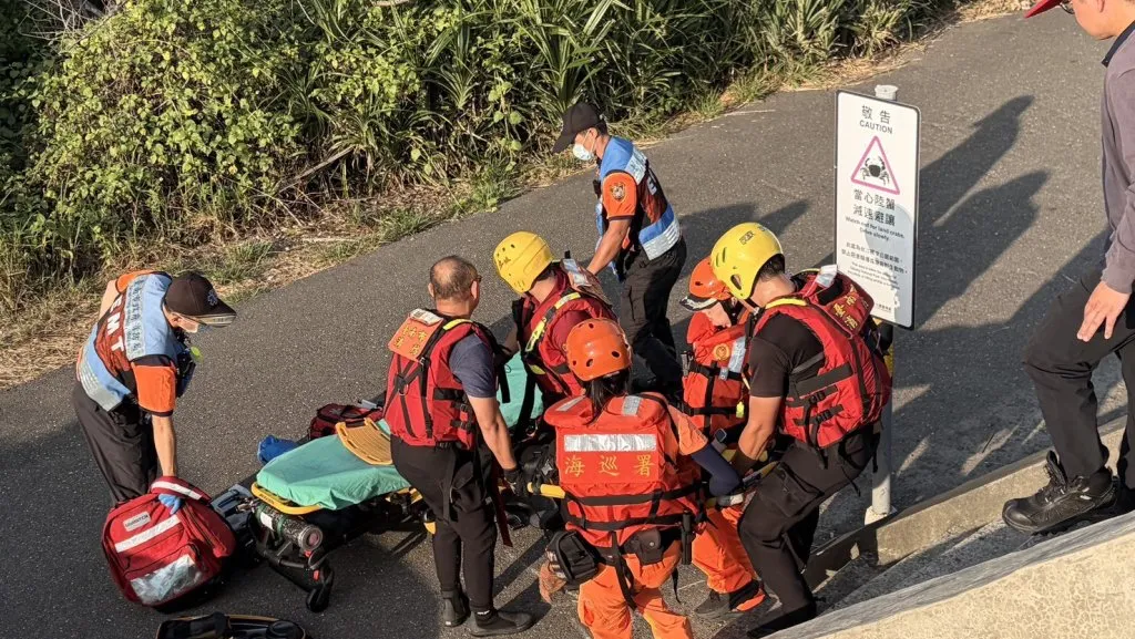 台南釣客落海「卡消波塊」受困！海巡3分鐘趕到救出已無呼吸心跳
