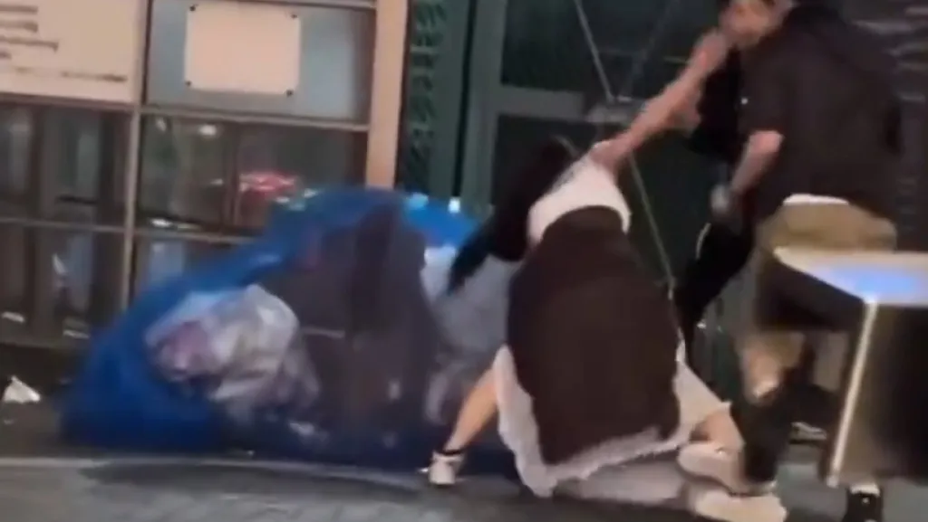 街頭失控！辣妹遭壓地狂毆1分鐘　扯衣反擊險走光影片瘋傳