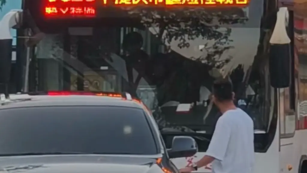 影／奧迪休旅車違停「公車停靠區」被叭　駕駛不爽下車瞪司機