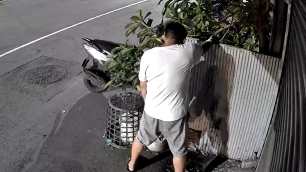爆料/超沒公德心!台中精武路小吃部亂象叢生 酒客當街「像野狗輪流尿」鄰居門口臭薰天