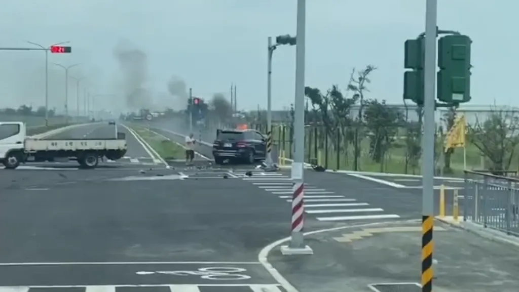 大園休旅車與小貨車相撞起火！　兩名駕駛受傷送醫