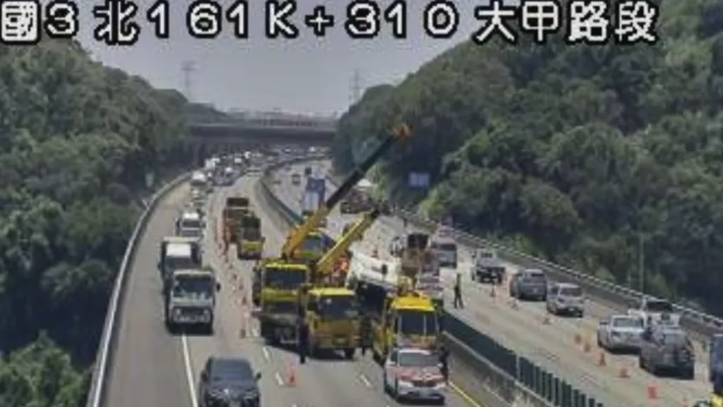國道3號大甲路事故！北上路段砂石車撞護欄砂石掉落南下車道　5人受傷雙向回堵