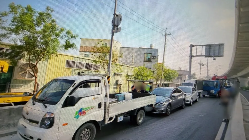 台南北外環6車連環撞!大貨車煞不住釀禍 2人送醫