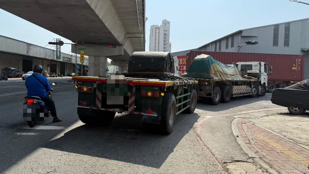 快訊/高雄死亡車禍!單車婦遭右轉大車輾過 當場斷魂