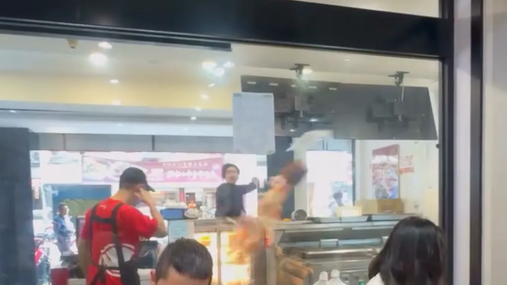 影/不滿等太久!男嫌八方雲集店員口氣差 怒翻餐點「湯汁空中飛」險噴用餐顧客