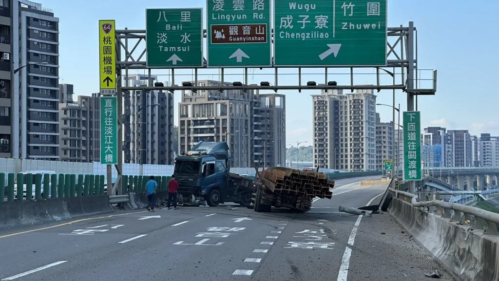 聯結車打滑爆胎折甘蔗！　台64線五股往八里方向全線封閉