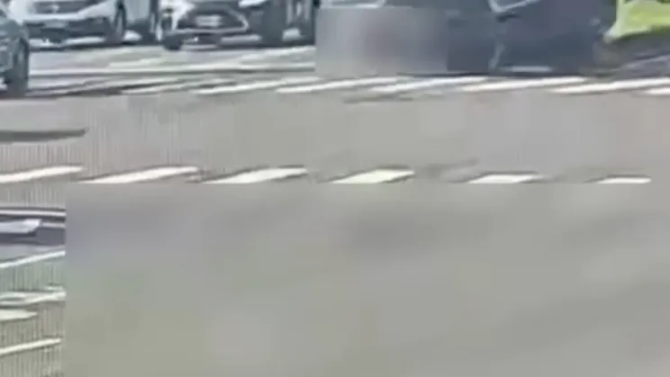 未注意調撥車道取消肇事! 自小客車逆向自撞分隔島