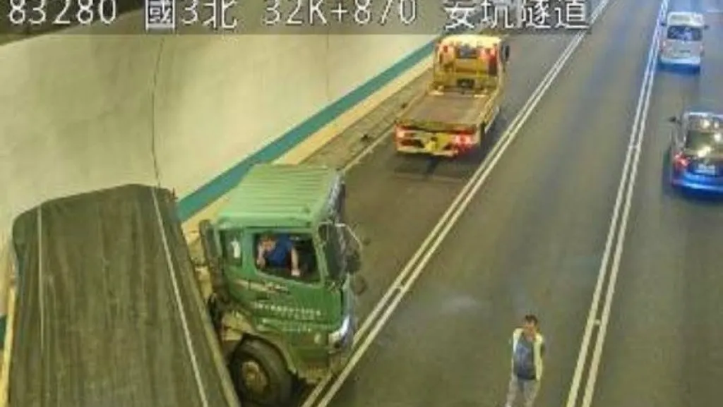 國道3號安坑隧道事故！ 聯結車撞牆壁折甘蔗　車流一度回堵7公里