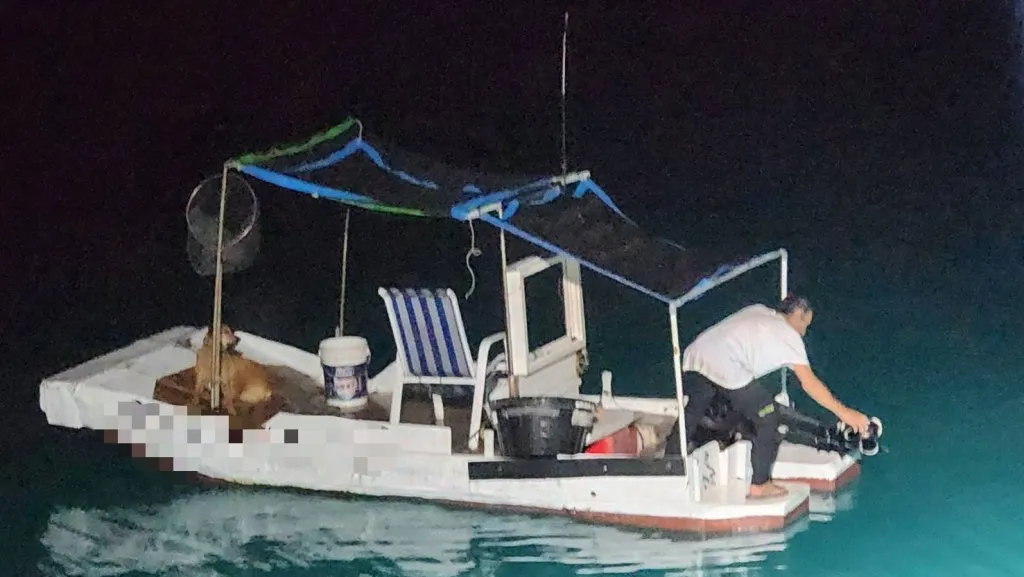 船筏失去動力人犬海上漂流！　澎湖海巡拖帶進港解危