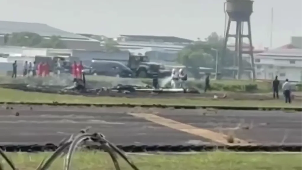 空軍T-34教練機墜毀！2飛官殉職　後座一度受困殘骸