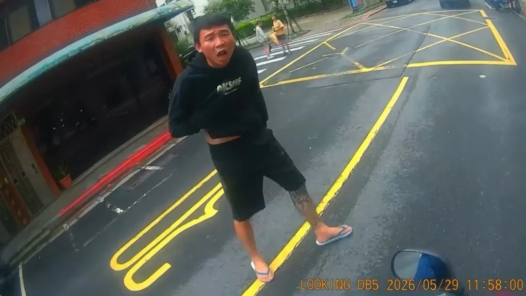 影／行人過馬路被叭嗆「叭三小」　騎士當場停下打110「我被恐嚇」！他當場傻眼：你被恐嚇？