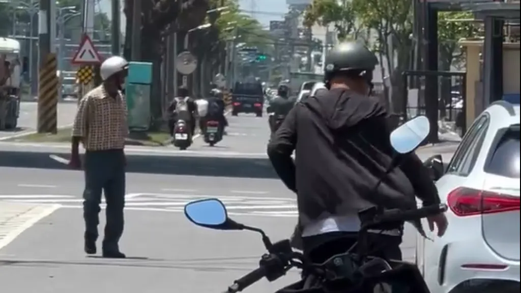 影／高雄83歲老翁持刀砍人！機車騎士衣服全是血　被逮辯稱「認錯人」