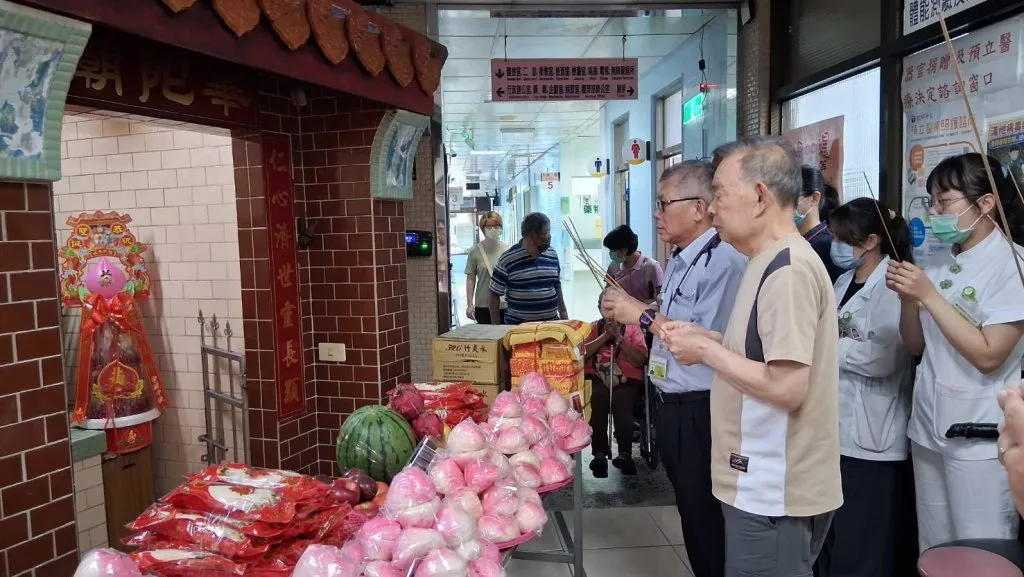 華佗誕辰 奉祀「華佗」的二林鎮洪宗鄰醫院送平安壽桃