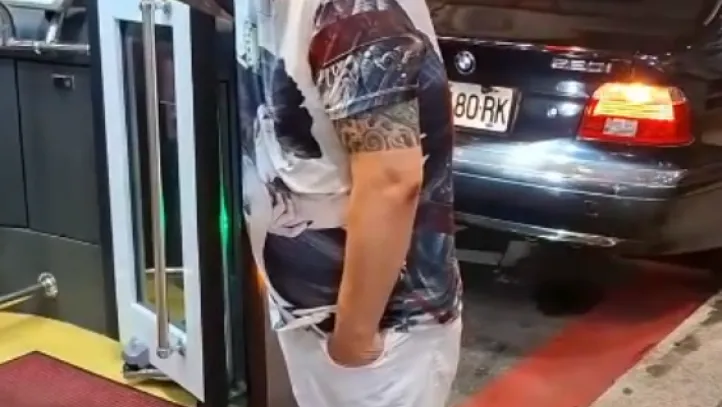 誇張！　桃園刺青男違停公車格嗆公車司機推學生