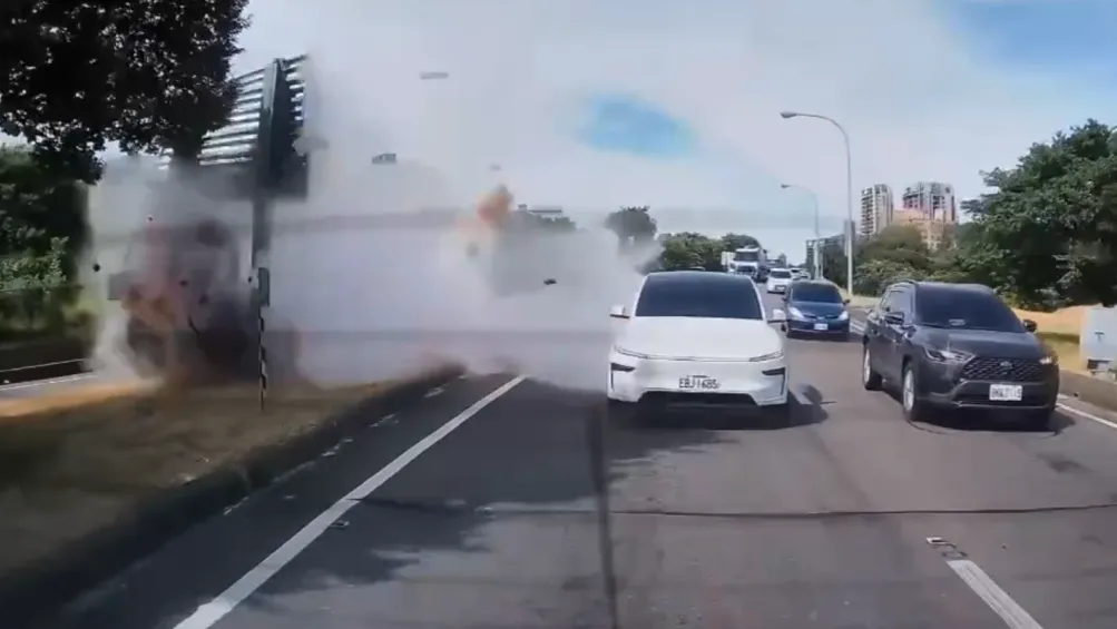 瞬間爆裂畫面曝光!國道1號輔駕自小客車撞分隔島 車內父女受傷