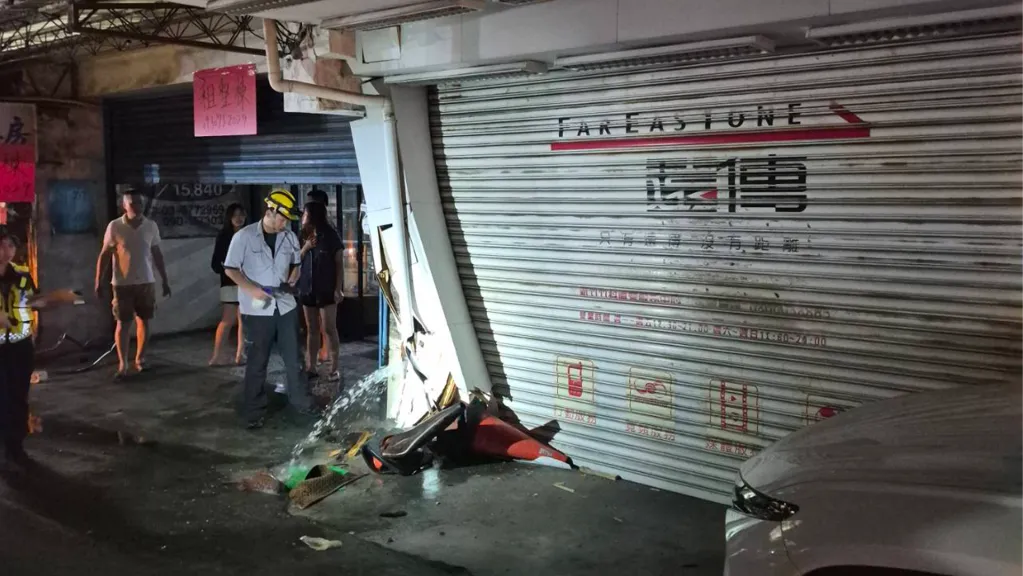 深夜突失控！新竹轎車衝撞店家...疑疲勞駕駛　水管炸裂、機車撞爛