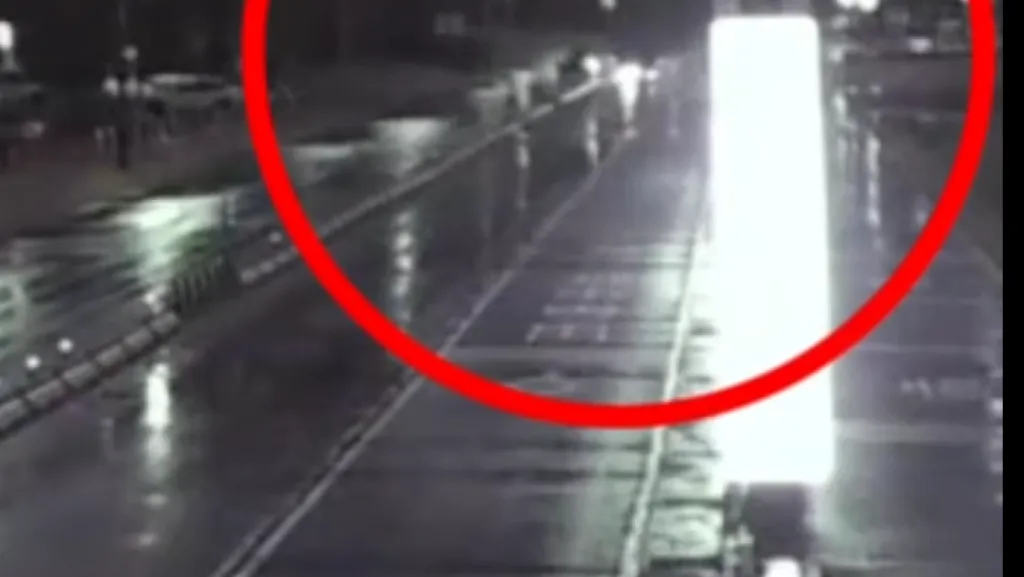 天雨路滑釀禍！新莊特斯拉飛越分隔島撞翻對向小貨車　兩名駕駛受傷