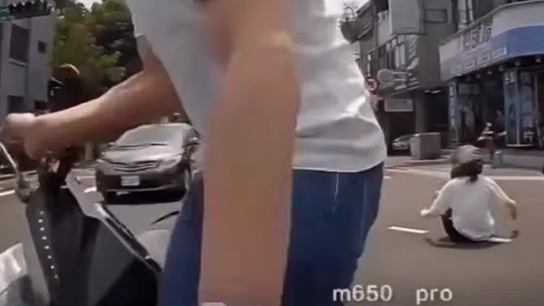 記得先關電源熄火！台中男子扶起未熄火機車誤觸油門　致機車暴衝二度碰撞