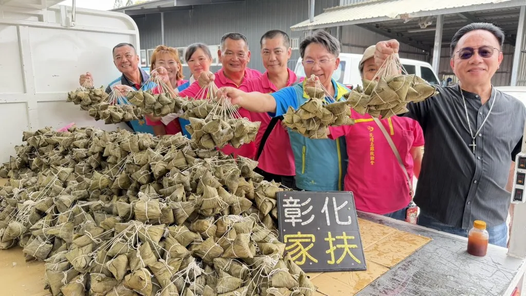 泰豐公司愛心認購2000顆愛心粽  花壇急難救助會包粽後送達家扶