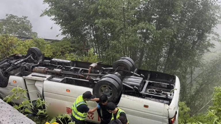 誇張!南投埔霧公路菲國旅遊團中巴翻覆16傷 司機竟無營業大客車駕照