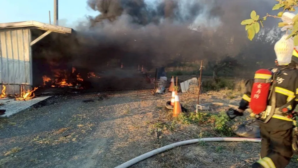 雜物倉庫變火場!恆春鐵皮屋全面燃燒 疑電線短路釀災