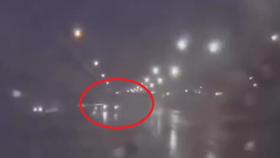 天雨路滑釀禍! 台74線砂石車自撞護欄駕駛骨折