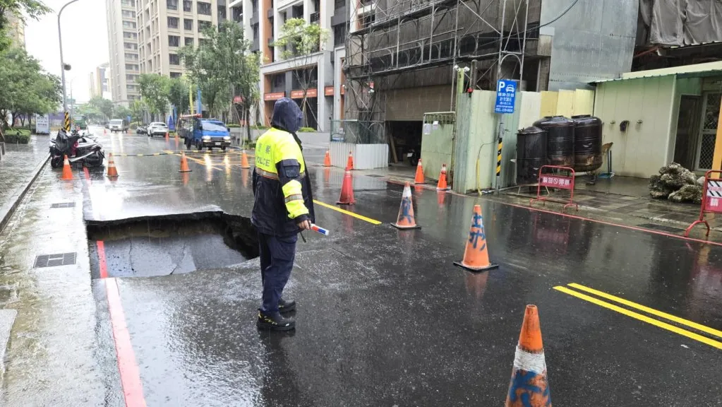 高雄鳳山福誠二街驚現路面塌陷 警方封鎖警戒、水利局初判地下管線異常
