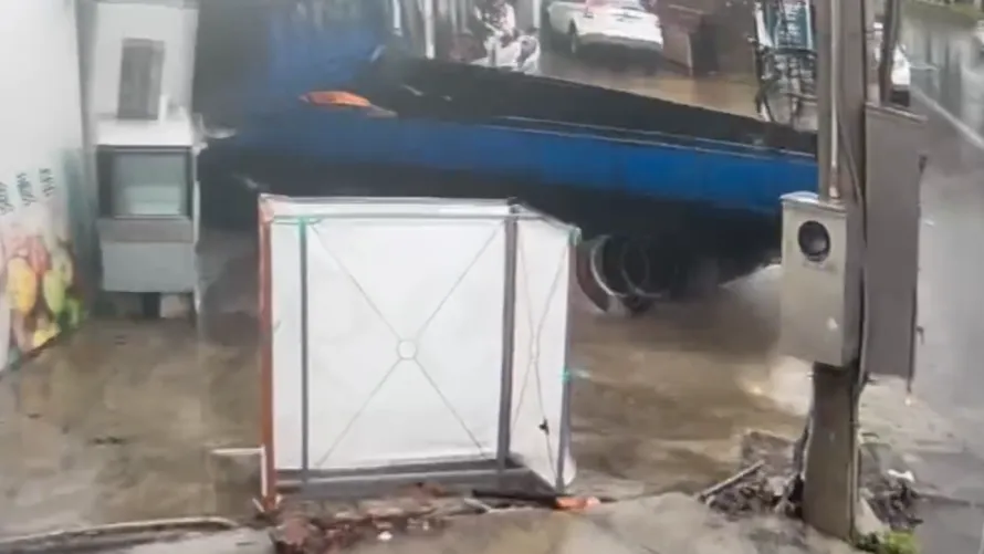 疑天雨路滑釀禍! 彰化小貨車失控撞進試營運店家