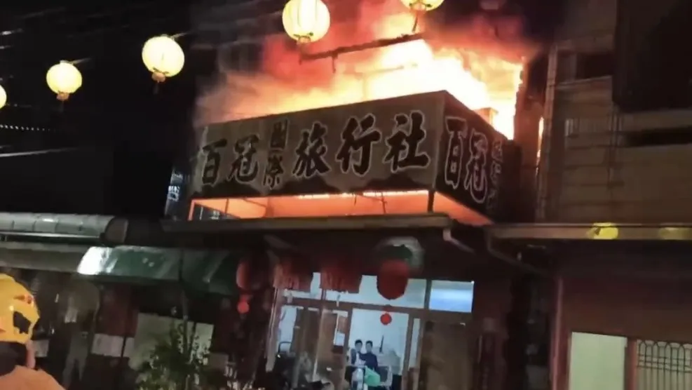 嘉義朝陽街旅行社竄火!2樓全面燃燒「驚人畫面曝」