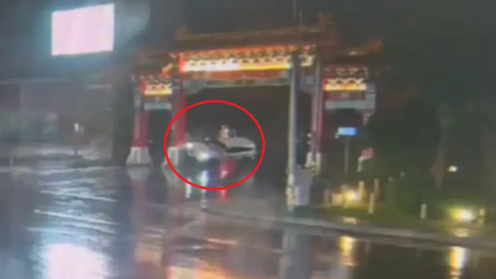 撞擊畫面曝光! 休旅車猛撞彰化八卦山牌樓翻覆