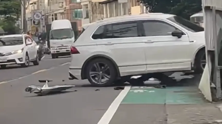 蘆竹女子駕休旅車猛撞鐵皮圍籬！ 　原來是和男友吵架